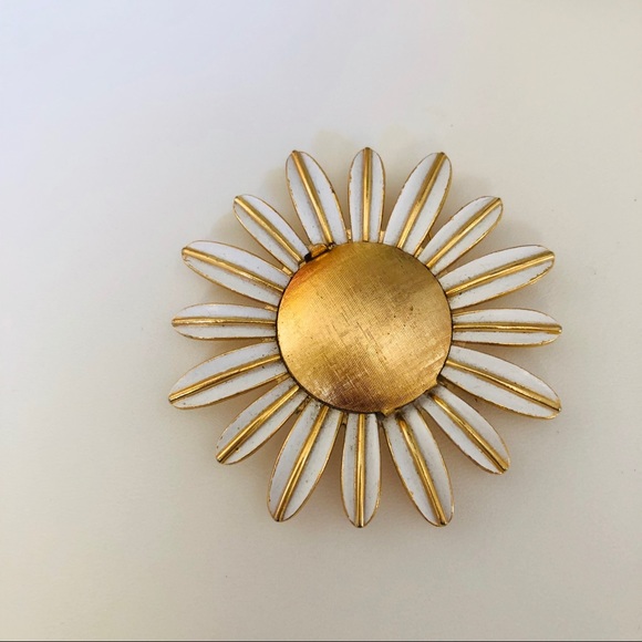 VINTAGE FLOWER PIN/LOCKET - Picture 2 of 4